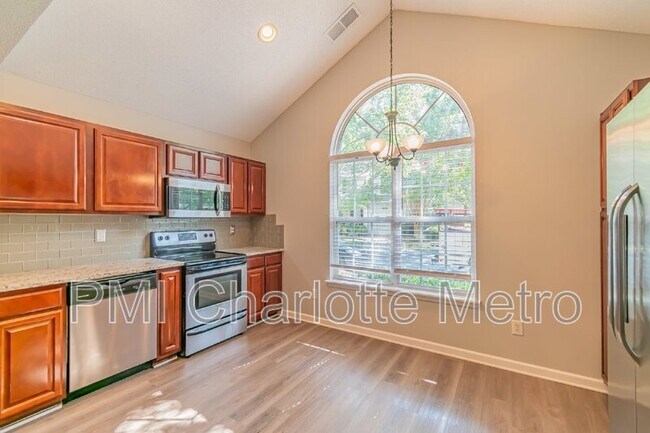 Building Photo - 8289 Christmas Ct