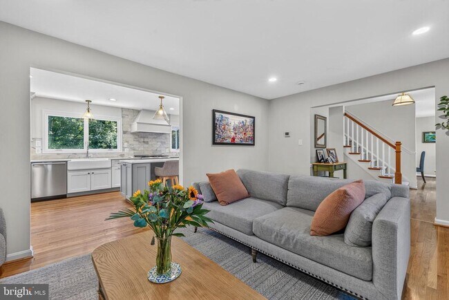 Building Photo - 723 Forest Ridge Dr