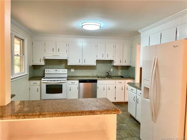Building Photo - 98 Soundview Dr