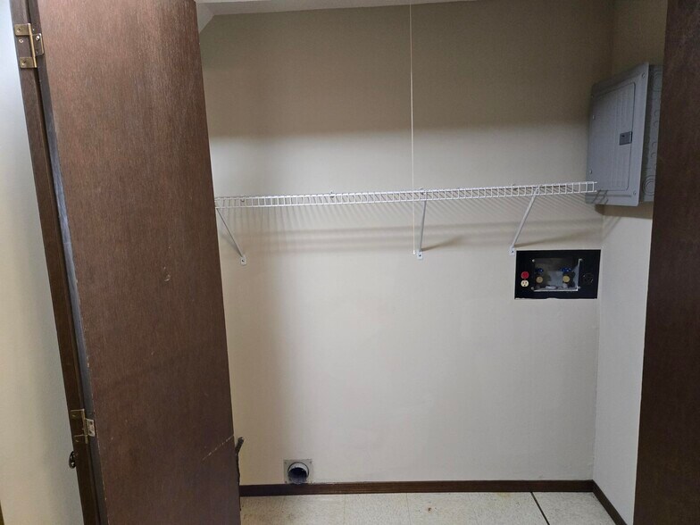 Building Photo - 17 Village Ct