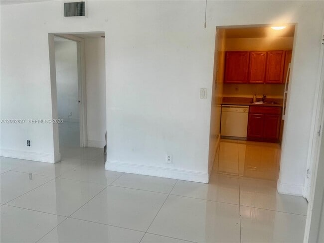 Building Photo - 405 S Pine Island Rd