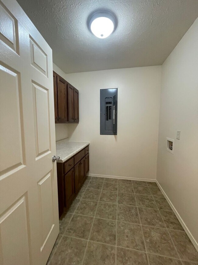 Building Photo - Executive Rental All Brick Home near South...