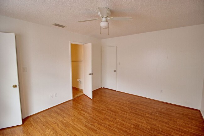 Building Photo - 743 Hummingbird Ln