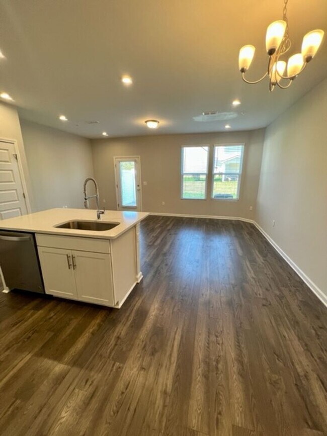 Building Photo - 3 Bed 2.5 Bath Townhome, Minutes from I-24 & The Avenue!