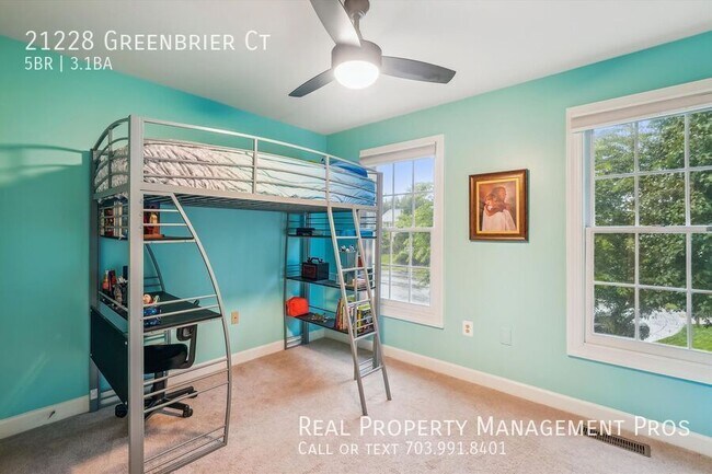 Building Photo - 21228 Greenbrier Ct