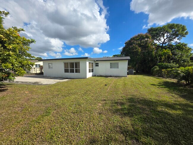 Building Photo - 681 SW 29th Ter