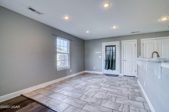 Building Photo - 2225 S Porter Ave