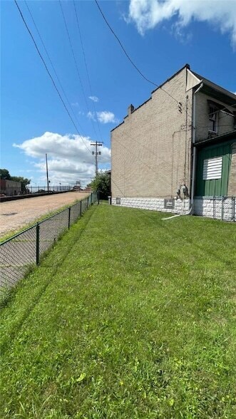 Building Photo - 7442 Irvine St