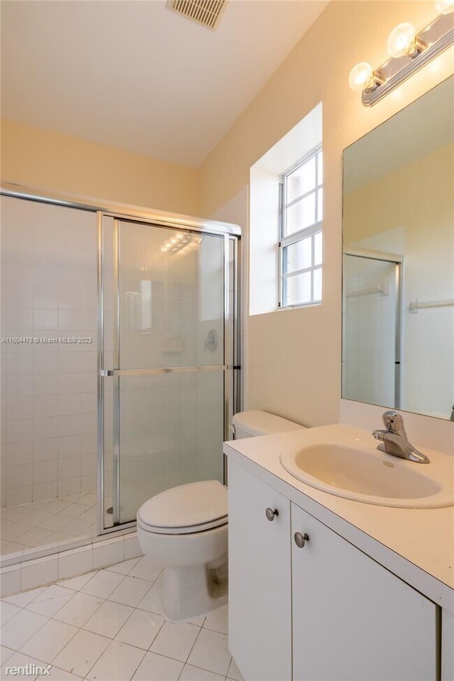 Building Photo - 3 br, 2 bath House - 1555 NE 33rd Rd # 113...