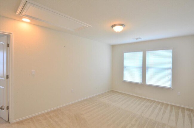 Building Photo - 13915 Osmarea Dr