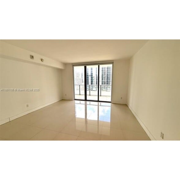 Building Photo - 1300 Brickell Bay Dr