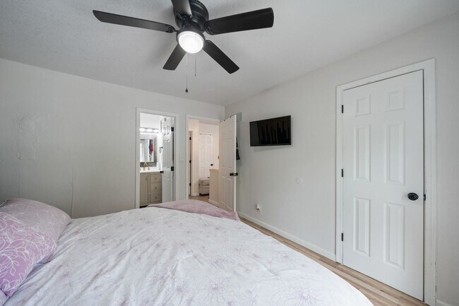 Building Photo - 3 Bedroom Townhome With Fenced Yard and 1 Car Garage