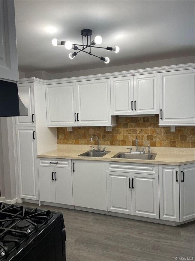 Building Photo - 7 Castle Dr