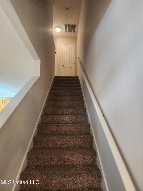Building Photo - 1120 Century Oaks Dr