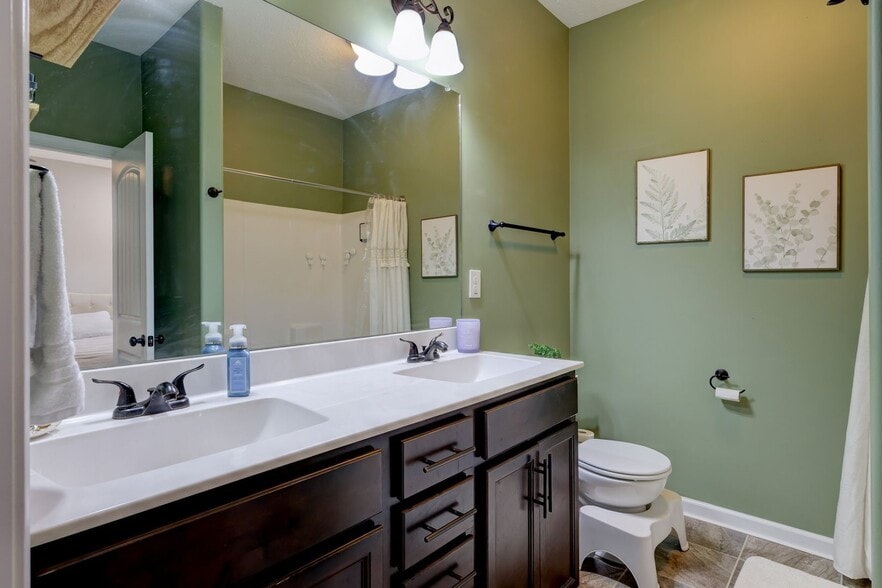 Building Photo - 430 Woodtrace Dr