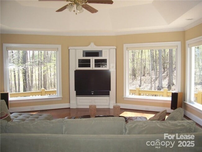 Building Photo - 1025 Spyglass Ln
