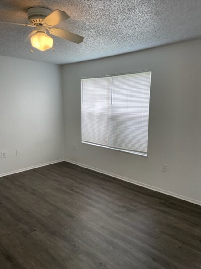Building Photo - Landing - 633-107