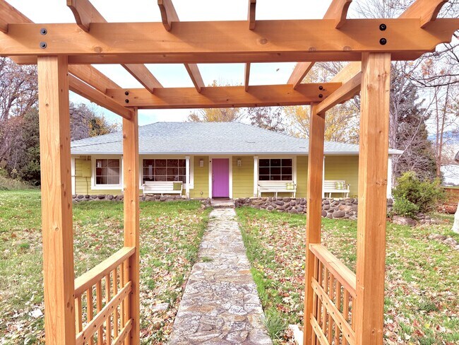 Building Photo - 2099 Emigrant Creek Rd