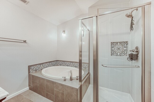 Building Photo - 2Bd/2.5Ba Issaquah Townhouse