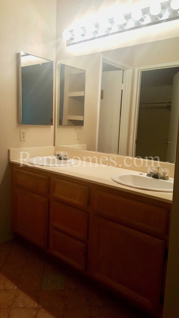 Building Photo - Mira Mesa, 11530 Caminito La Bar #121- Lig...