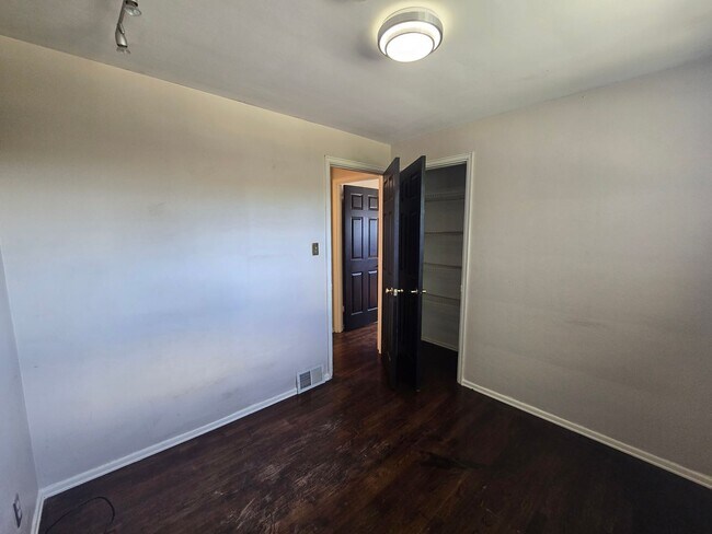 Building Photo - Beautiful 3 Bedroom Home - Garden City