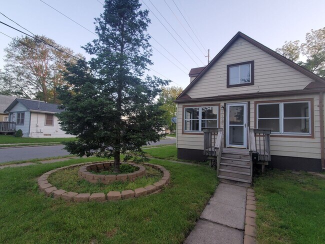 Building Photo - 2 Bedroom, 1 Bathroom home with front porch and fenced yard!