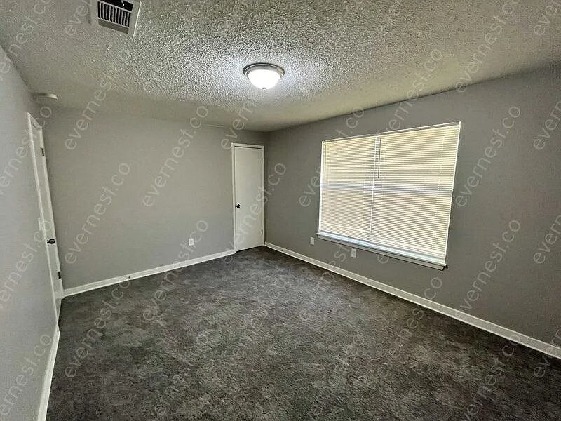 Building Photo - 315 Iris Ave