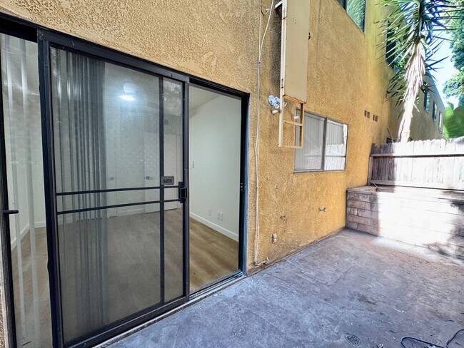 Building Photo - Stylish 2 bed + 2.5 bath + loft townhome n...