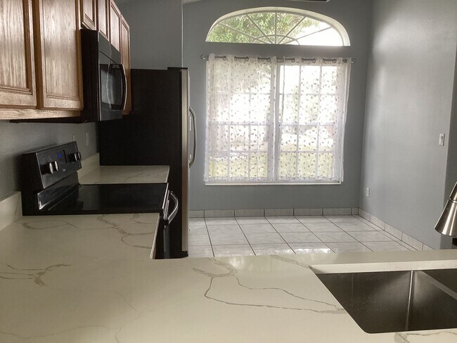 Building Photo - Beautiful Home 3x2