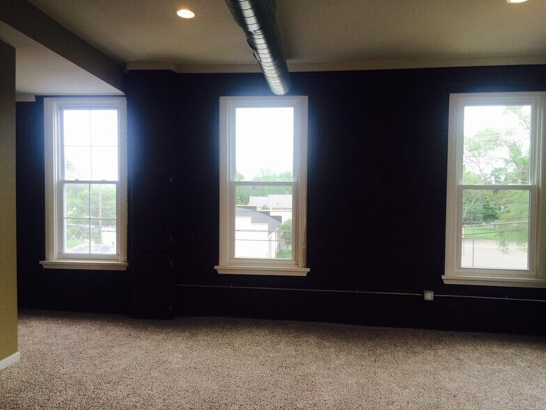 Building Photo - 133 S Main St