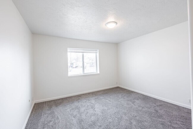 Building Photo - Newly Remodeled 3 Bed + Office, 1 Bath home in Rexburg, Fully fenced yard