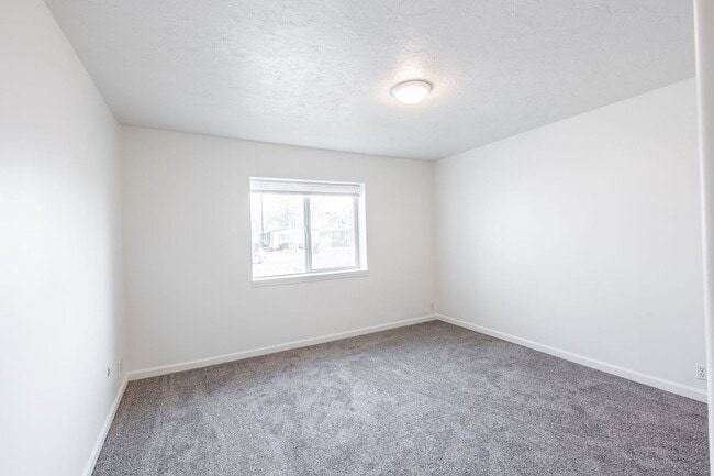Building Photo - Newly Remodeled 3 Bed + Office, 1 Bath home in Rexburg