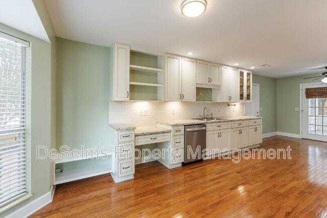 Building Photo - 5120 English Village Dr