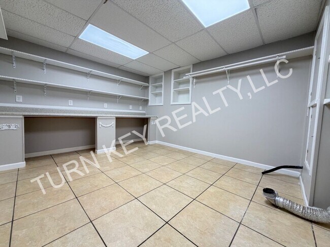 Building Photo - 2221 Diane Dr