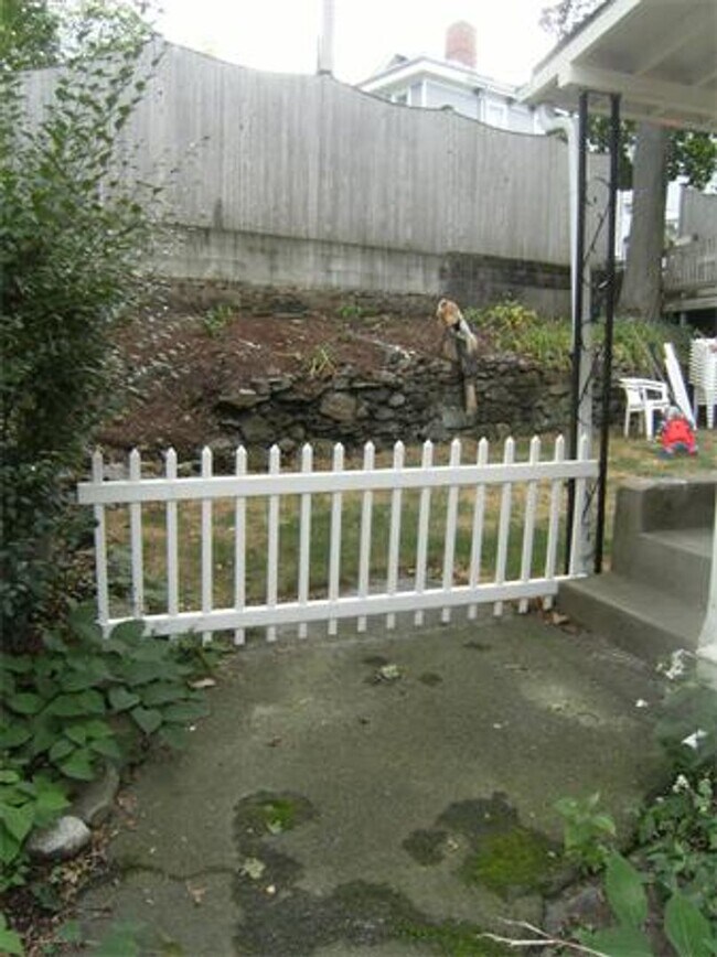 Building Photo - Newton Townhouse w/parking