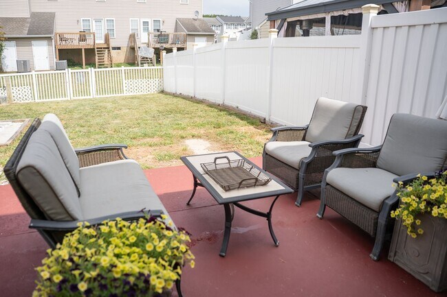 Building Photo - Charming 3 Bedroom, 1.5 Bath Townhome - EL...