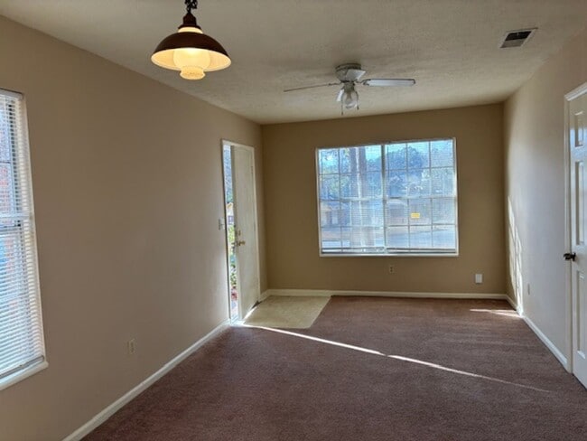 Building Photo - 2 bedroom 1 bath duplex unit off St Marys Road