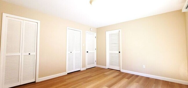 Building Photo - Beautiful 2 Bedroom / 2 Bath Bungalow Next to Hidden Valley Golf Club with Large Private Patio, N...