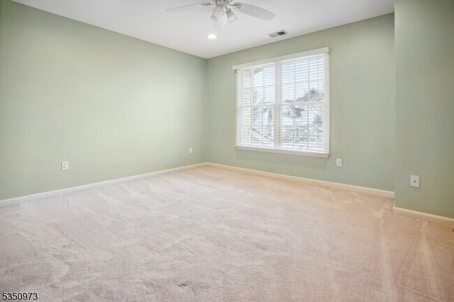 Building Photo - 220 Patriot Hill Dr