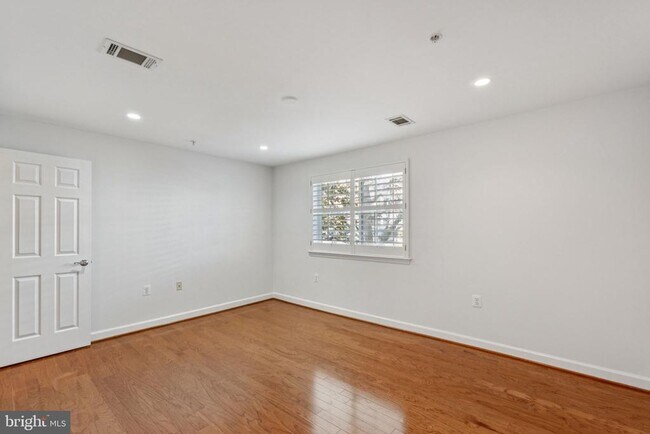 Building Photo - 4149 S Four Mile Run Dr