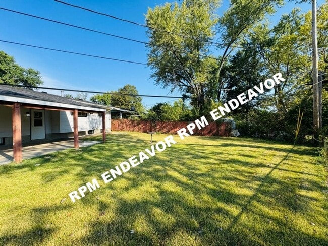 Building Photo - 3 Bed 1.5 Bath. Move in Ready! Deposit Fre...