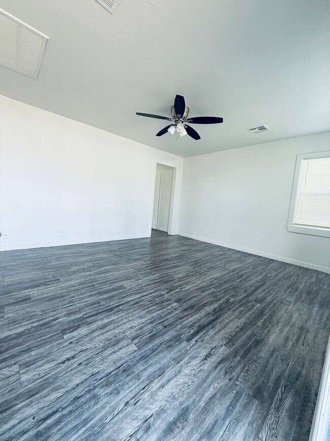 Building Photo - 636 NE 34th St