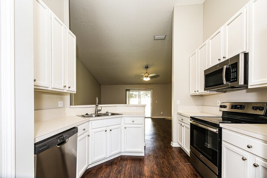 Building Photo - 14036 Crestwick Dr W