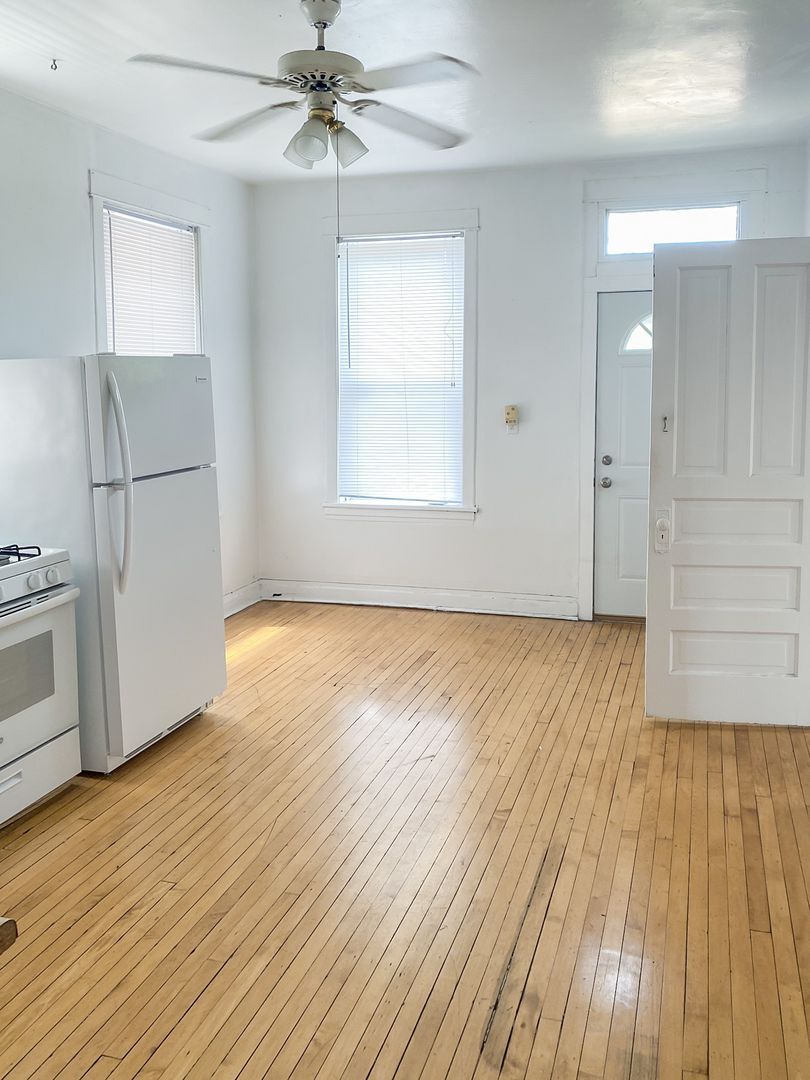 Building Photo - 2327 N Southport Ave