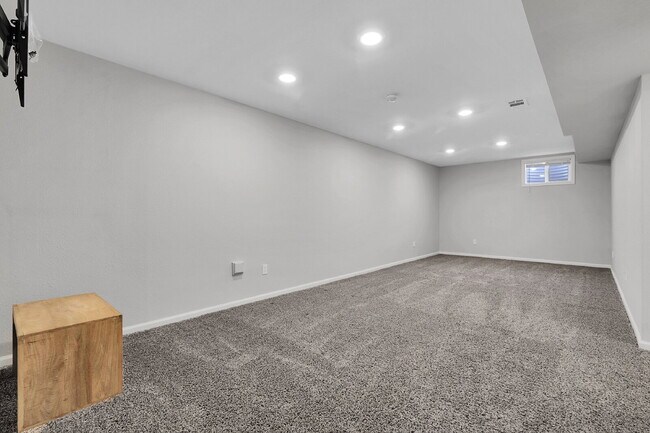 Building Photo - $3,000 - 3 Bed, 2.5 Bath Townhome with Fin...