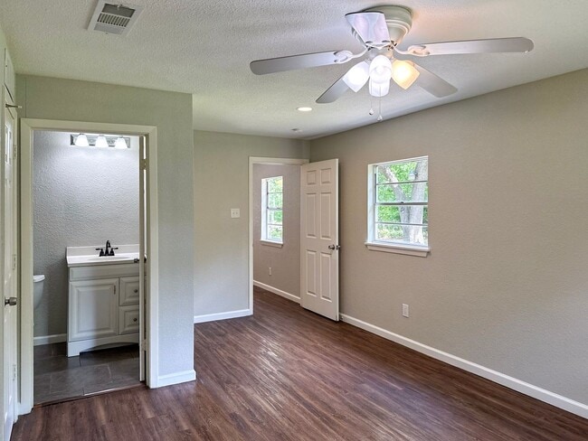 Building Photo - 4 Bedroom / 2 Bath