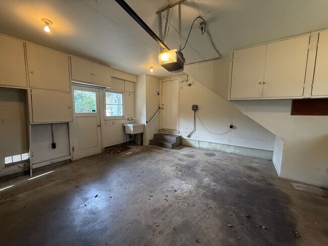 Building Photo - Spacious 3 bed 2 bath home available now!