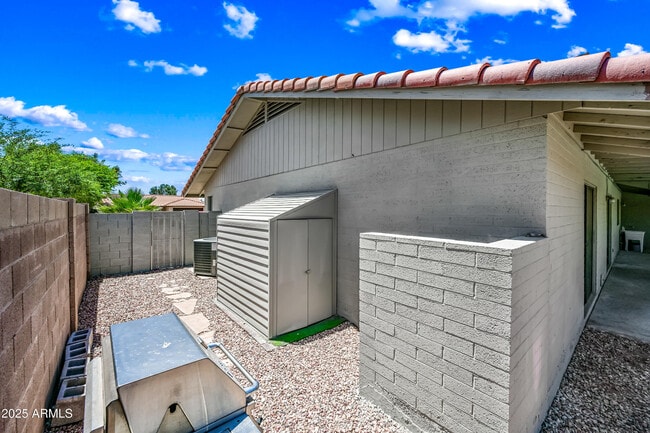 Building Photo - 1218 E Vinedo Ln