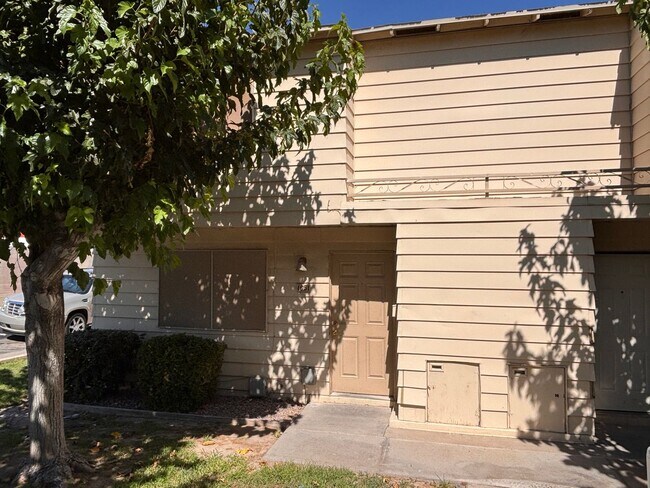 Building Photo - Desirable End-Unit Townhome with 2-Car Garage & Private Courtyard