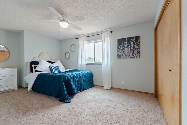 Building Photo - 2 Bedroom 3 Bathroom 1 Car Garage Fenced Back Yard Walkout Basement